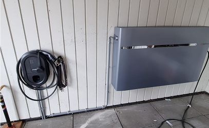 Enphase thuisaccu en laadpaal in een carport