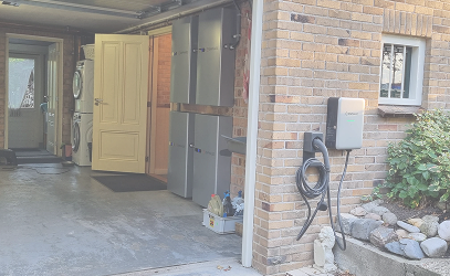Laadpaal aan de gevel van een woning